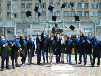 Вітаємо випускників із закінченням університету!