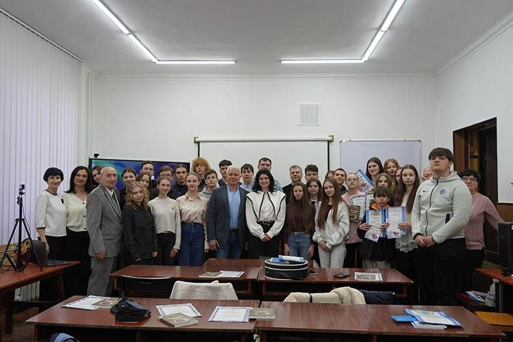 У ЧНУ нагородили переможців Всеукраїнського турніру «Фізичні задачі-оцінки» імені Михайла Сіденка